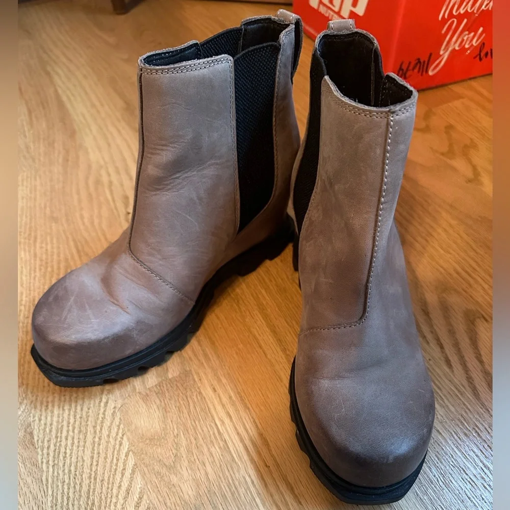 Joan of Arctic Wedge III Chelsea Wedge Boot - Taupe/Black - Size 7.5 - Picture 2 of 5